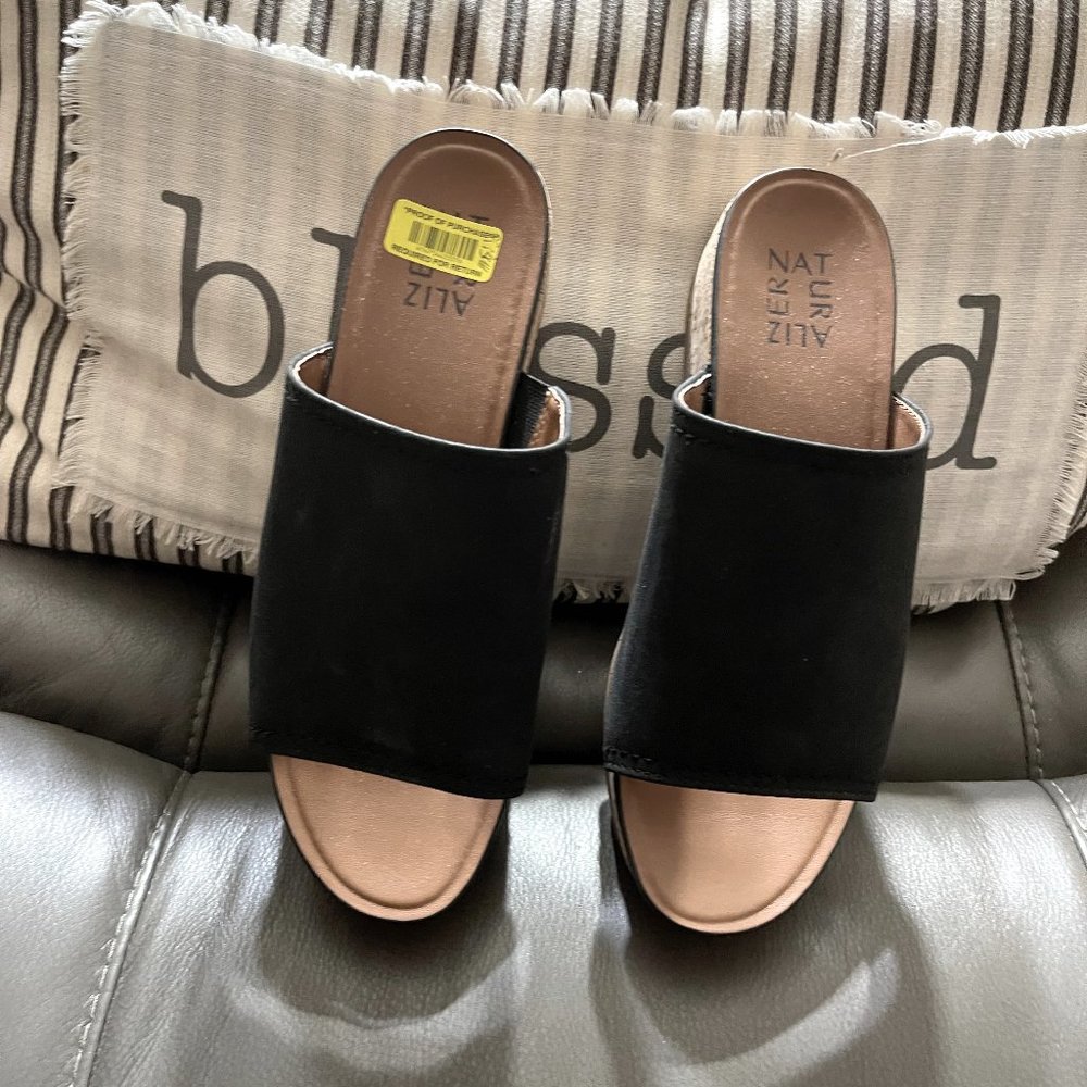 NWT Naturalizer Black sandals 7.5